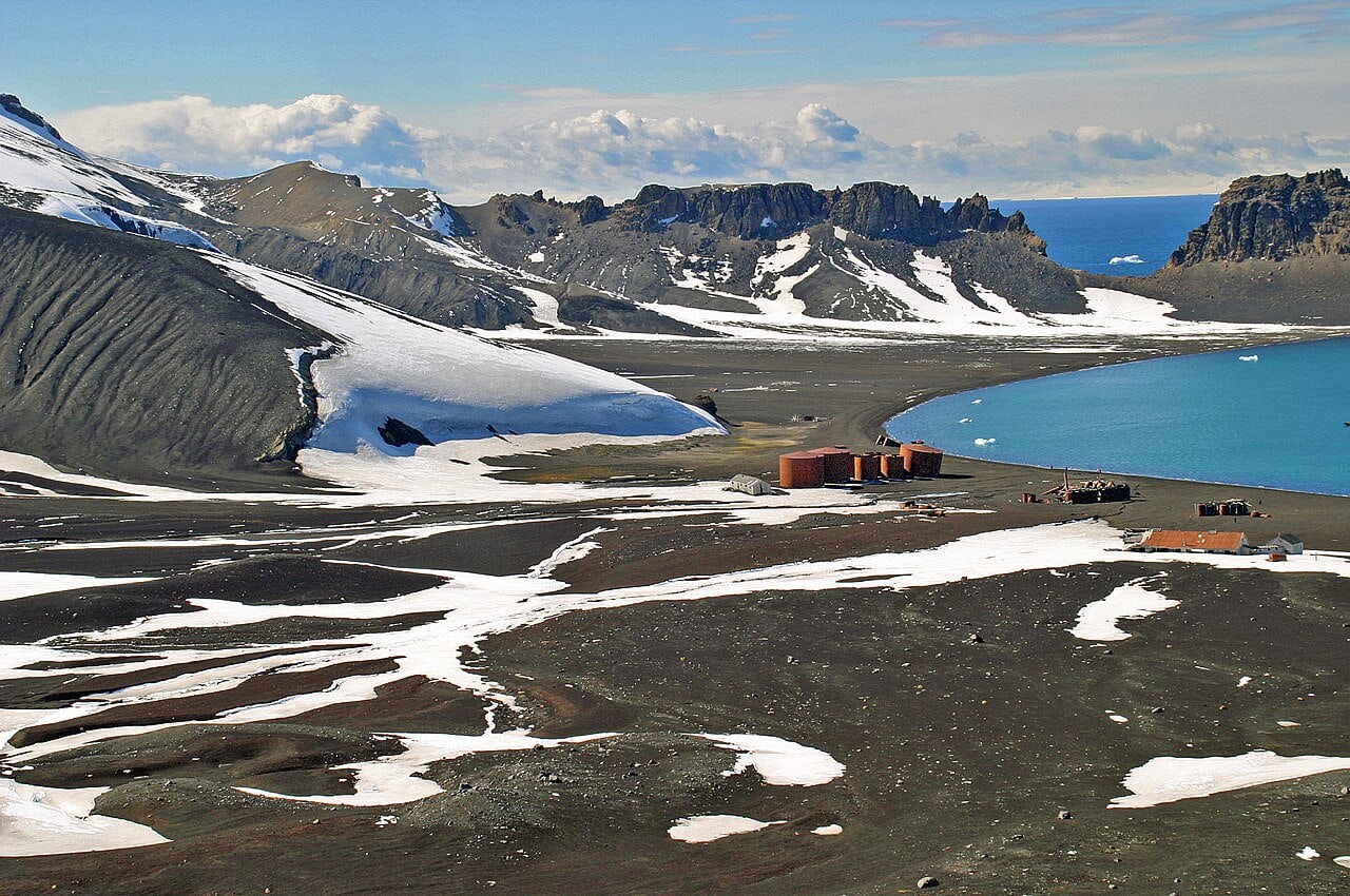 Vulkanlandschaft und historische Gebäude an der Whalers Bay auf Deception Island