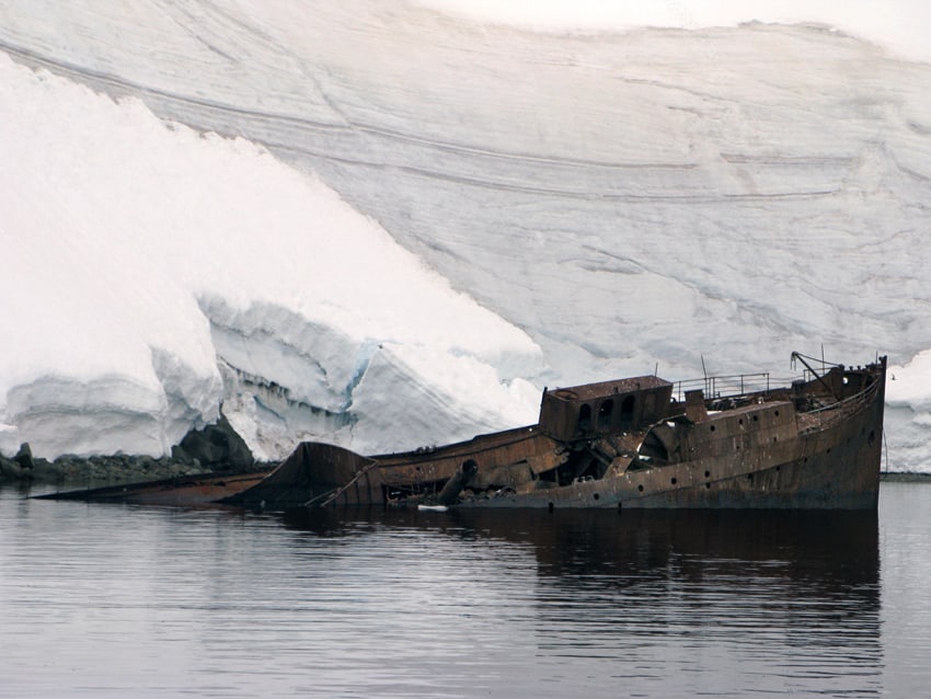 Das teilweise versunkene Wrack der Gouvernøren bei Enterprise Island