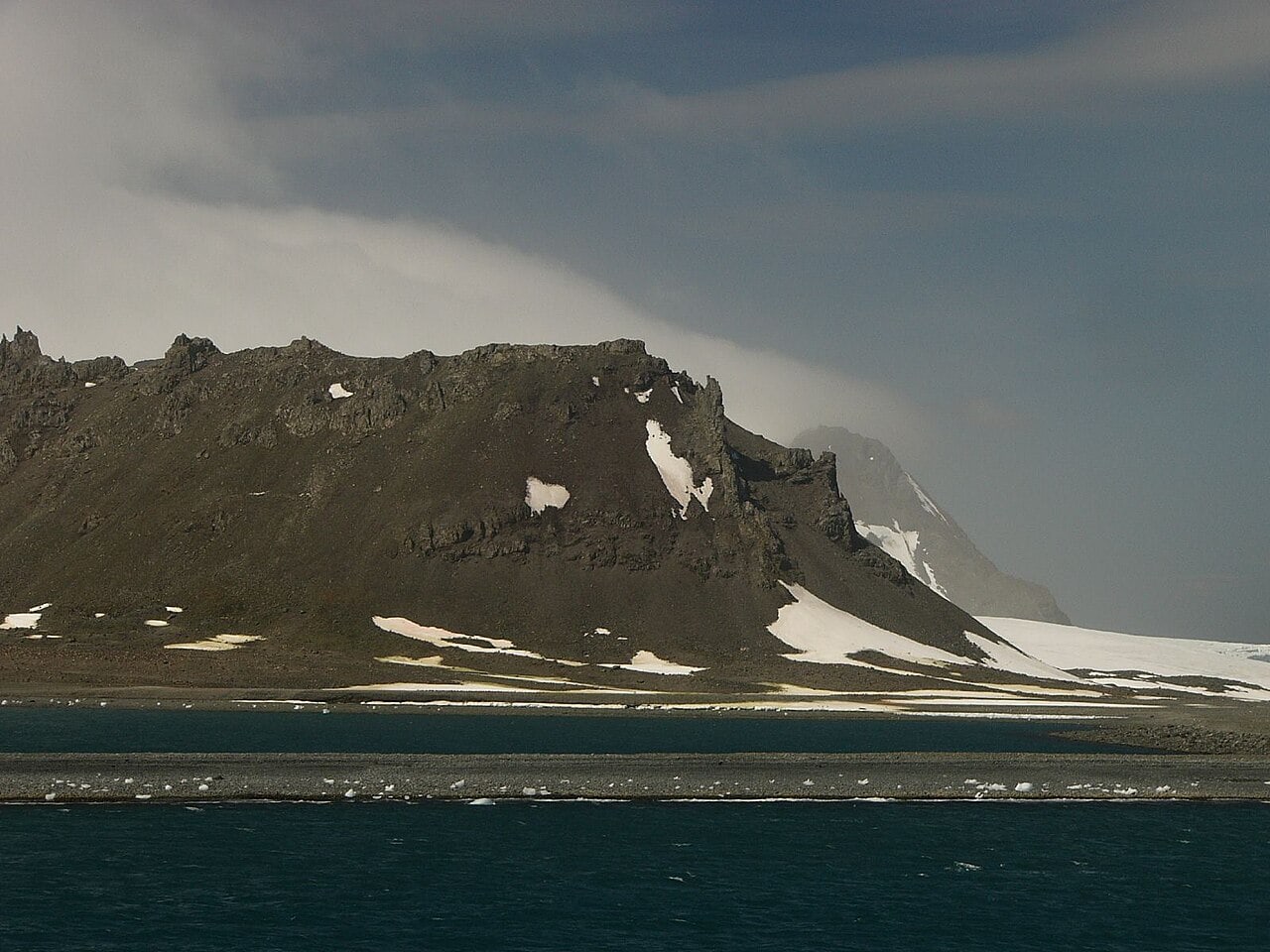 Schneebedeckte Küste und Felsgipfel von Greenwich Island