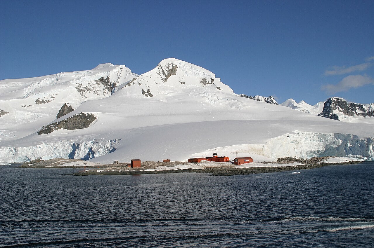 Station Gabriel González Videla und Berglandschaft in der Paradise Bay