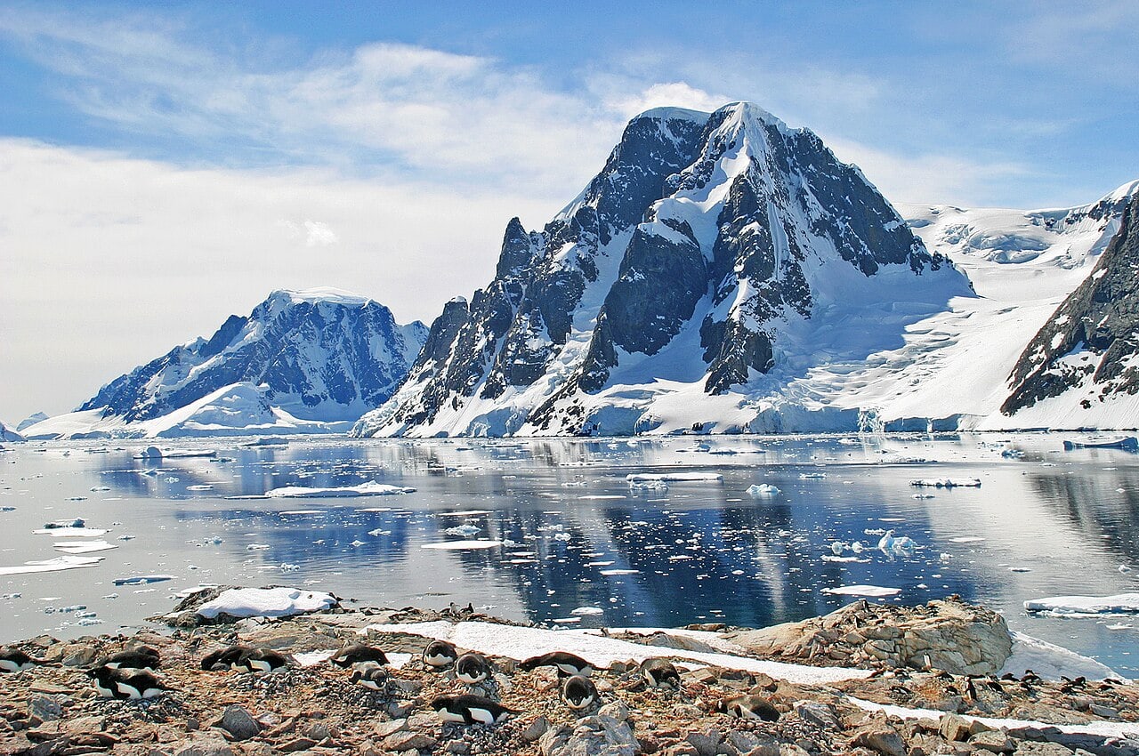 Felsküste und Berglandschaft bei Petermann Island