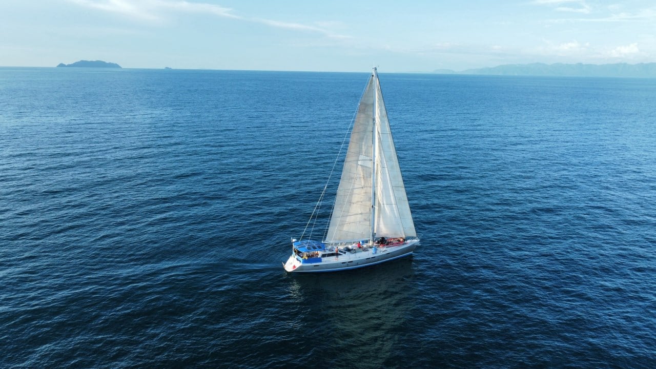 Unsere Yacht unter Segeln